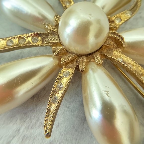 VINTAGE CAROL DAUPLAISE HUGE FAUX PEARL AND RHINESTONE BROOCH - Picture 5 of 5